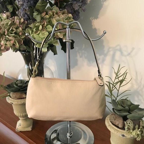 Adorable Cream leather COACH wristlet with key tag  - Picture 3 of 10